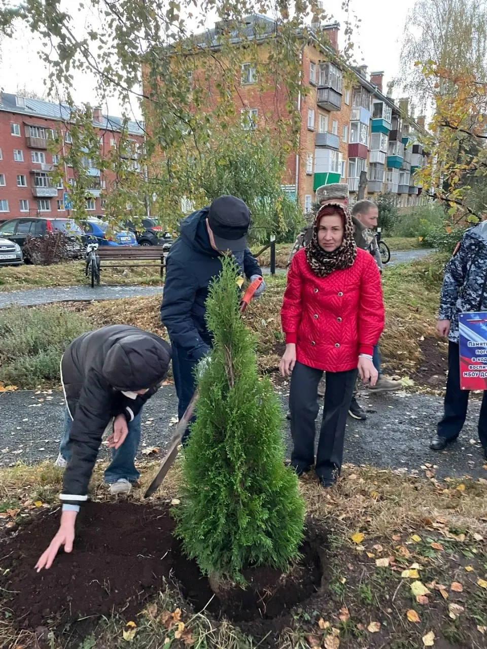 Проект увековечивает память погибших участников СВО: высадка роз у школы и две туи возле станции юных туристов, включая памятные таблички и дискуссии о сохранении памяти и природной среды.