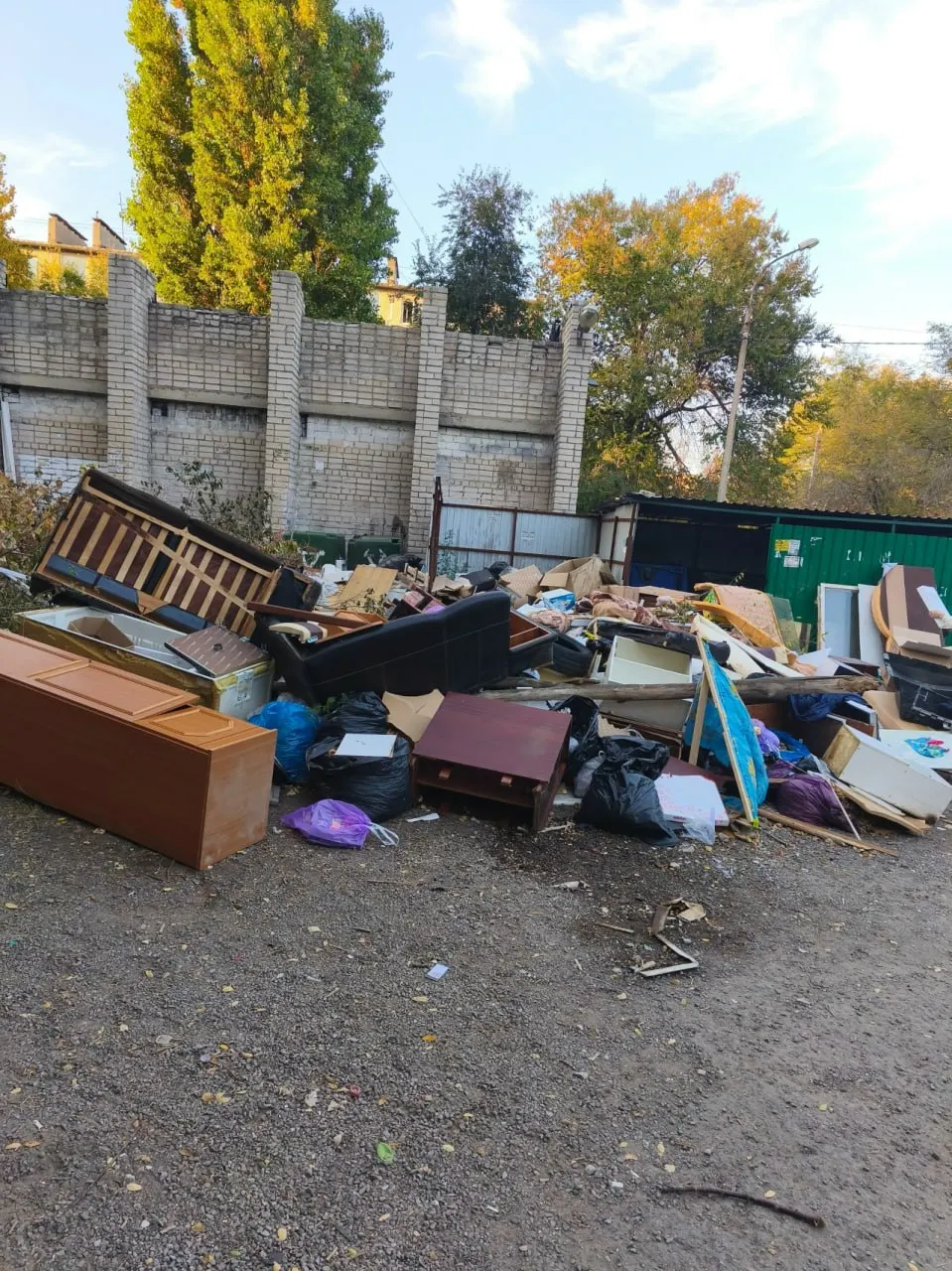 Свалка на улице Краснополянской загорелась; жители настаивают на регулярной уборке территории после многократных обращений к управляющей компании.