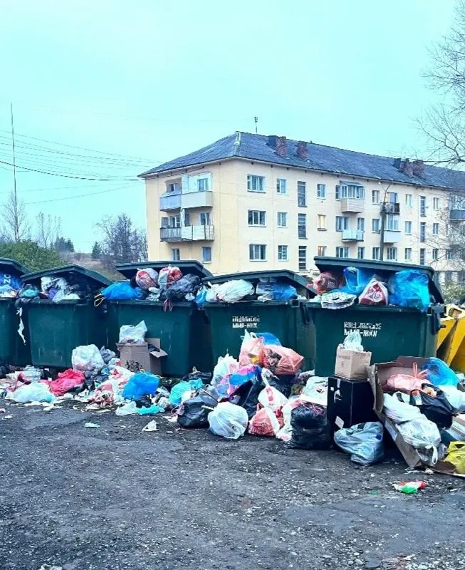 Контейнерные площадки города переполнены, вывоз мусора задерживается после утраты оператором полномочий; местные службы ищут решение и требуют гарантию оплаты.