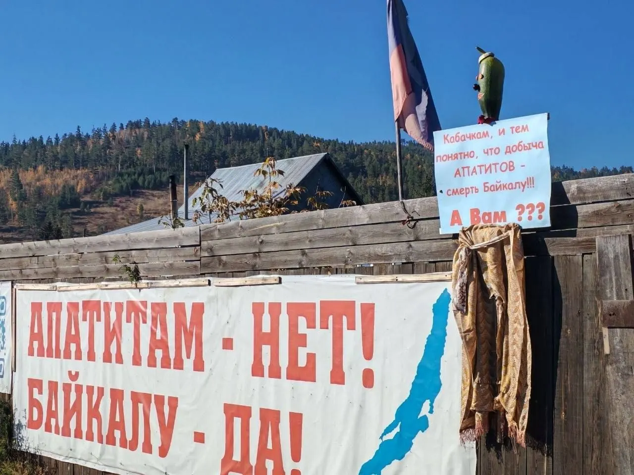 Жители Ошурково вышли на акцию против добычи апатитов, связанной с компанией АпатиАгро — структурой РМК, выражая обеспокоенность возможным загрязнением воды и лесов и призывая обратить внимание на экологические последствия.