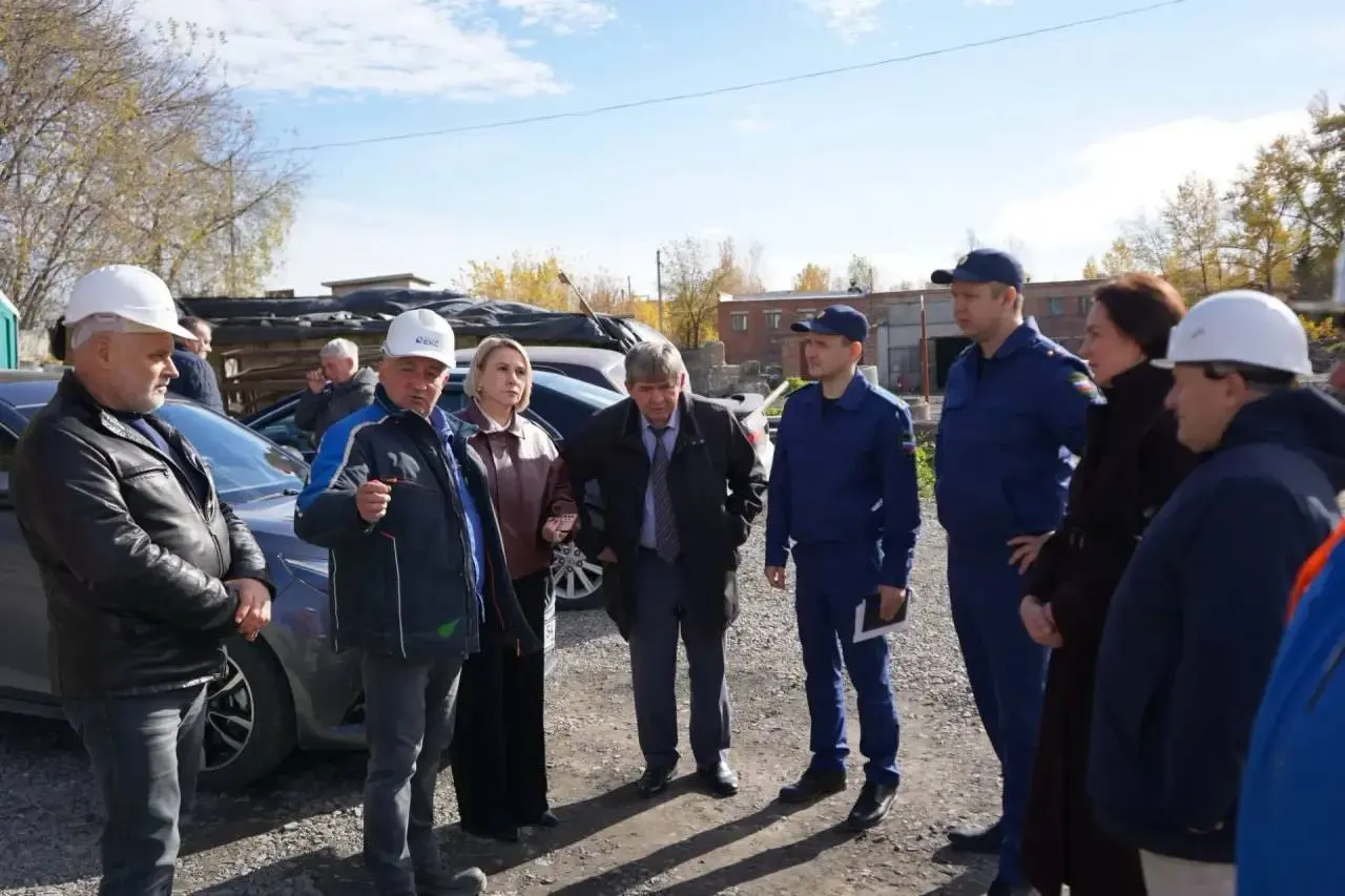 Прокуратура оценила ход реализации федерального проекта по снижению выбросов в Искитимском районе. В рамках проекта строится газовая котельная, идёт перевод домов на газовое отопление, планируется сокращение выбросов на 700 тонн к 2027 году, но имеются риски неполного выполнения отдельных мероприятий.