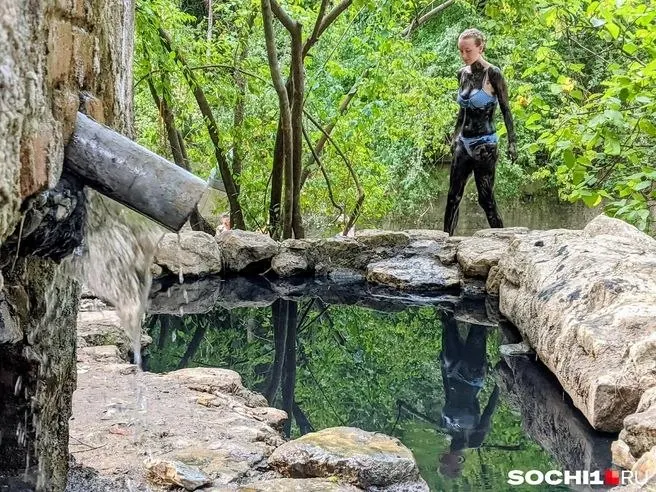 Бесплатный источник сероводородной воды, которое долгие годы служило местным жителям, закрыт. Взамен предлагают платную Мацесту или поездки в Абхазию.